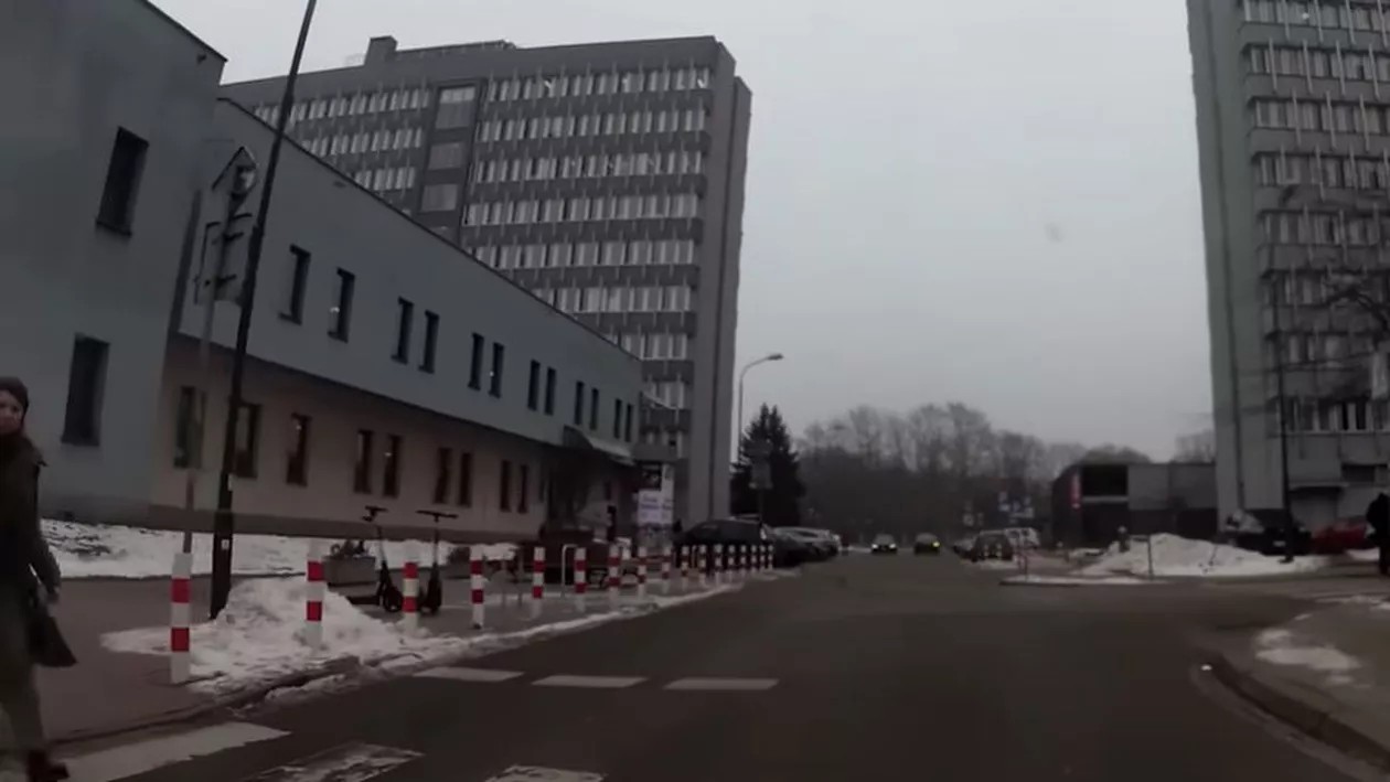 Polonia: Ministrul Justiției, amendat după ce a încălcat o regulă de circulație. Era să lovească un pieton, în timpul unui interviu (VIDEO)