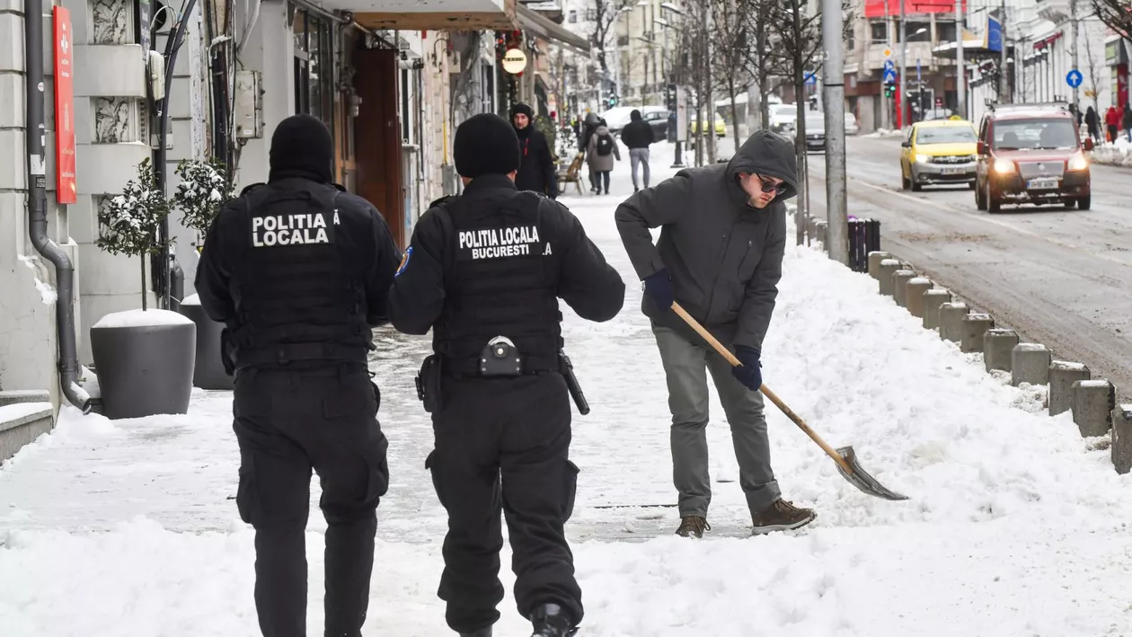 Primăria Capitalei avertizează proprietarii și comercianții după ninsoare. Ce obligații legale trebuie respectate (FOTO)