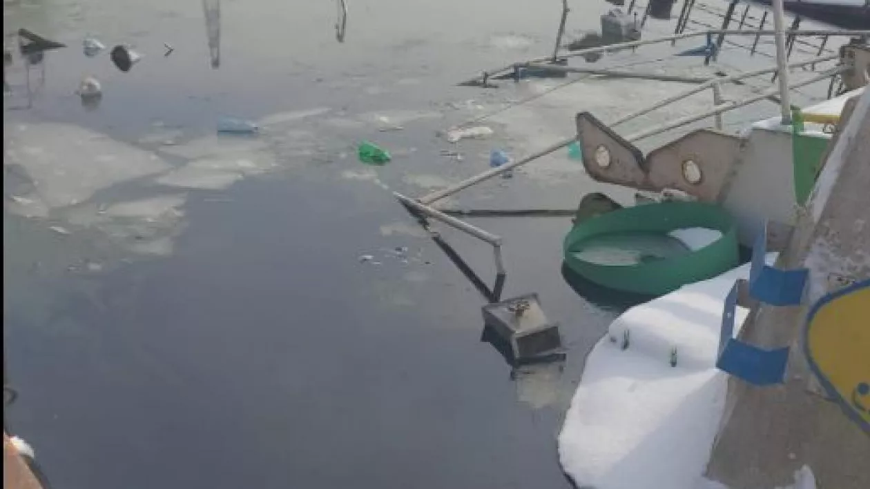 Alertă de mediu la Giurgiu după scufundarea unei ambarcațiuni. Cum intervin autoritățile după posibila poluare cu produse petroliere (FOTO)