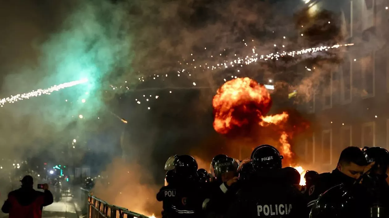 Proteste violente zguduie Tirana după acuzații de corupție la nivel înalt. Ce a scos mii de oameni în stradă (FOTO, VIDEO)