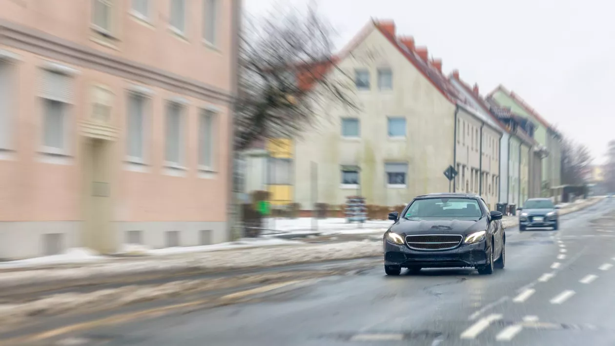 Șoferii din România își pot recupera banii pentru mașinile distruse de gropi. Ce trebuie să faci ca să fii despăgubit