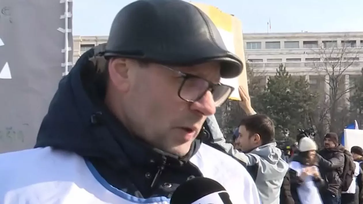 Profesorii protestează în Piața Victoriei. Ei cer anularea măsurilor de austeritate decise de Guvern: „Sunt impuse fără niciun fel de studiu de impact” (VIDEO)