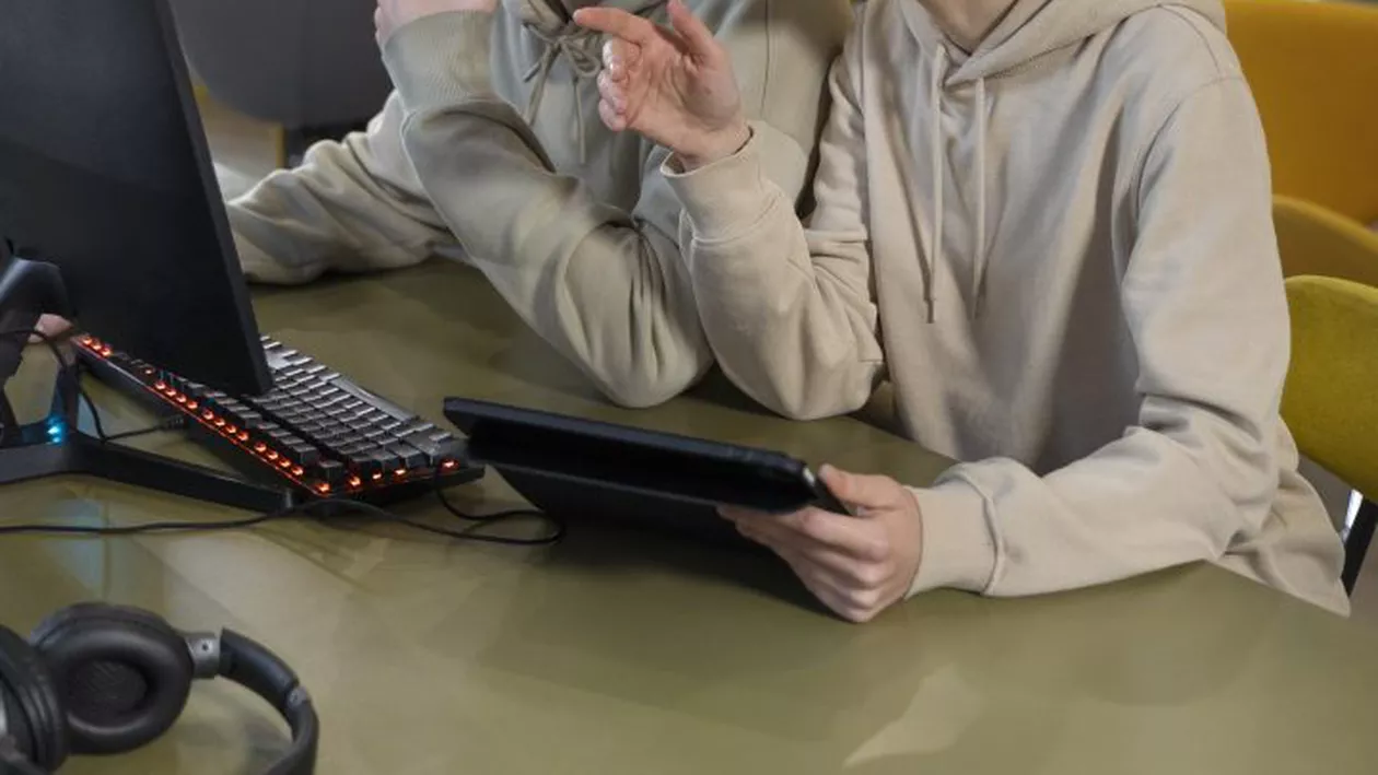 Adolescenții din România nu folosesc inteligența artificială doar la teme. Ce rol a ajuns să aibă IA în viața lor