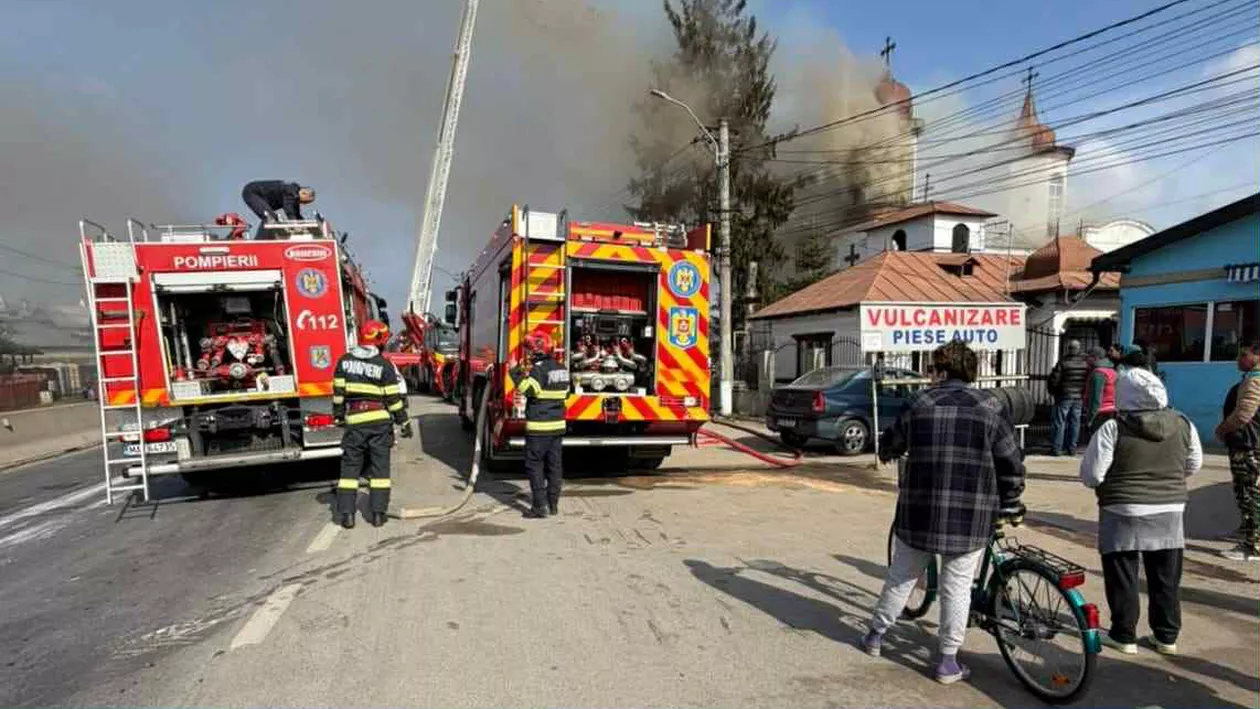 Incendiu la biserica monument istoric din Puchenii Moșneni. Traficul pe DN1 este restricționat (FOTO/VIDEO)