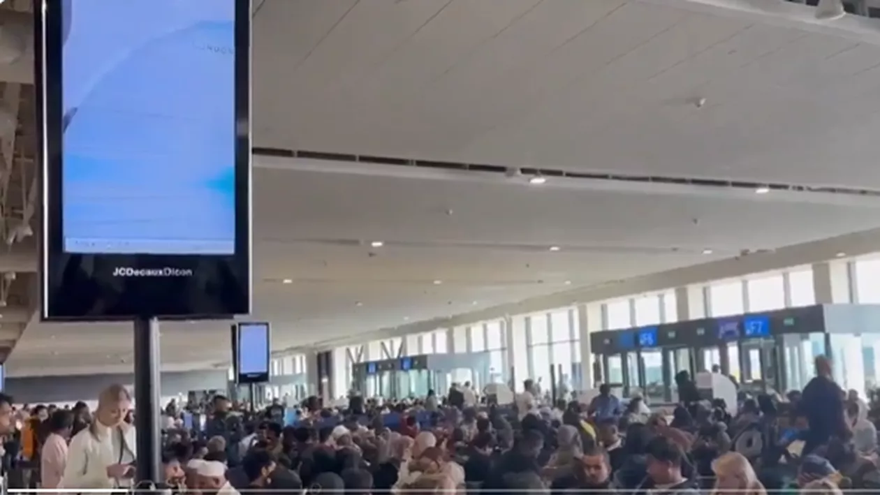 Coșmar în vacanță pentru mii de turiști blocați din cauza conflictului din Orient. Ce sumă uriașă ajung să plătească aceștia pentru o noapte de cazare