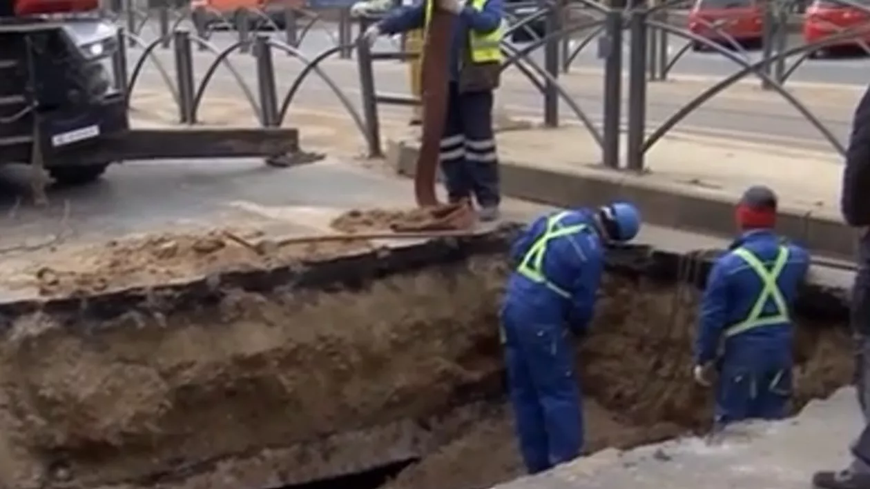 Asfaltul s-a surpat pe una dintre cele mai circulate șosele din București. Groapă de un metru în mijlocul drumului