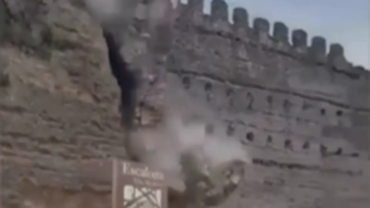 (VIDEO) Panică la un obiectiv turistic celebru: Un turn medieval s-a prăbușit sub ochii vizitatorilor