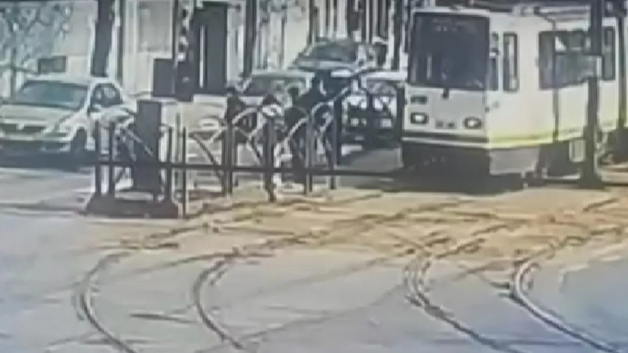 Scene de groază în Capitală! Trei minori loviți în plin de o mașină scăpată de sub control