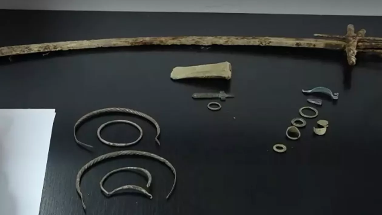 Descoperire spectaculoasă în Neamț. Comori dacice și arme vechi de mii de ani, găsite sub pământ: „Sunt foarte rare și fragile”