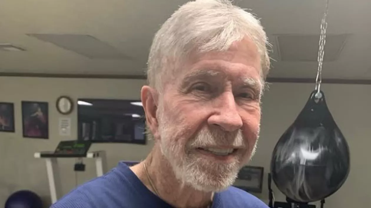 Momente de îngrijorare pentru Chuck Norris! Actorul, dus de urgență la spital