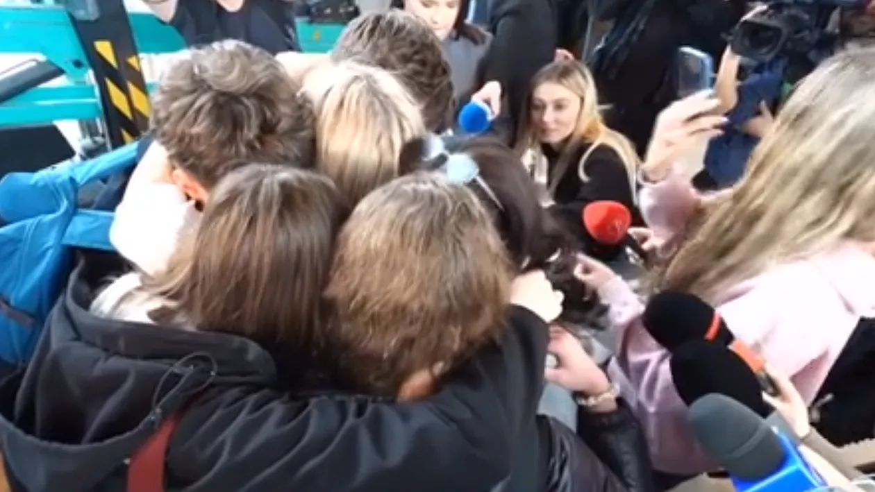 Elevii români blocați timp de o săptămână în Dubai au ajuns acasă. Ce au dezvăluit aceștia cu privire la zbor: Nu a fost aşa