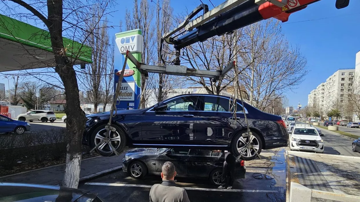 Mașinile parcate pe bulevardele Sectorului 4, ridicate temporar pentru ca rigolele să fie desfundate și curățate corespunzător (GALERIE FOTO)