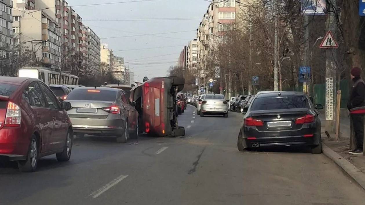 Accident cu 6 mașini în Capitală. Un autoturism s-a răsturnat