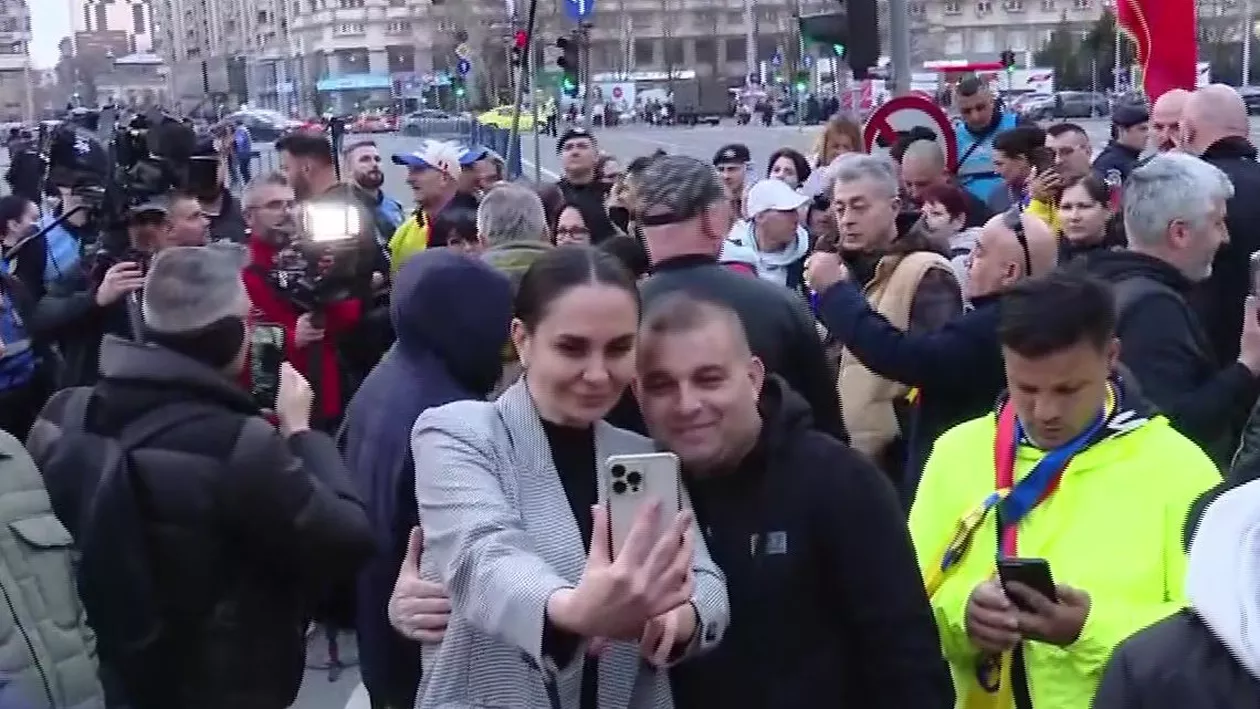 Incidente la protestul minerilor din Capitală: ”Suveraniștii” aduși de Realitatea Plus au făcut scandal. Reacția Jandarmeriei (VIDEO)