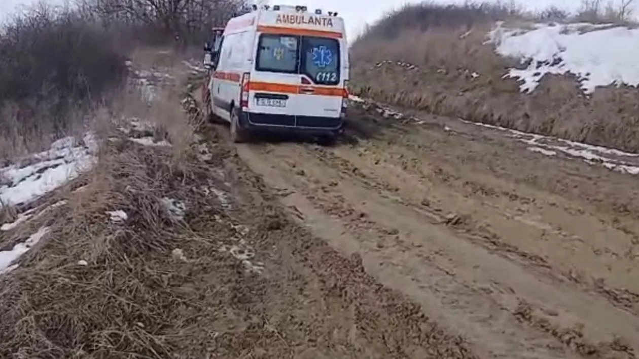 Iași: Bebeluș decedat după ce ambulanța a rămas blocată în noroi. „Mor oameni, mor copii din cauza lor, că nu au pus nimic pe drumul ăsta”