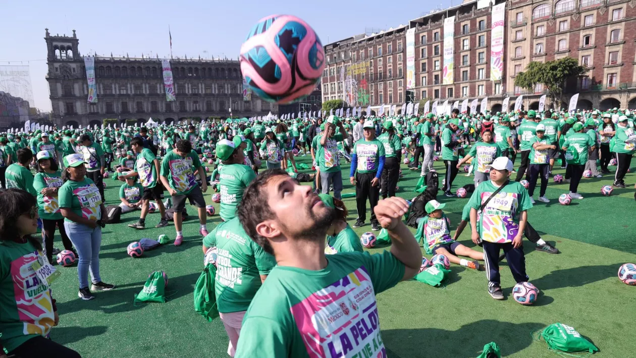 Antrenament de fotbal pentru Cartea Recordurilor. Mii de suporteri s-au jucat cu mingea într-o piață celebră din Ciudad de Mexico
