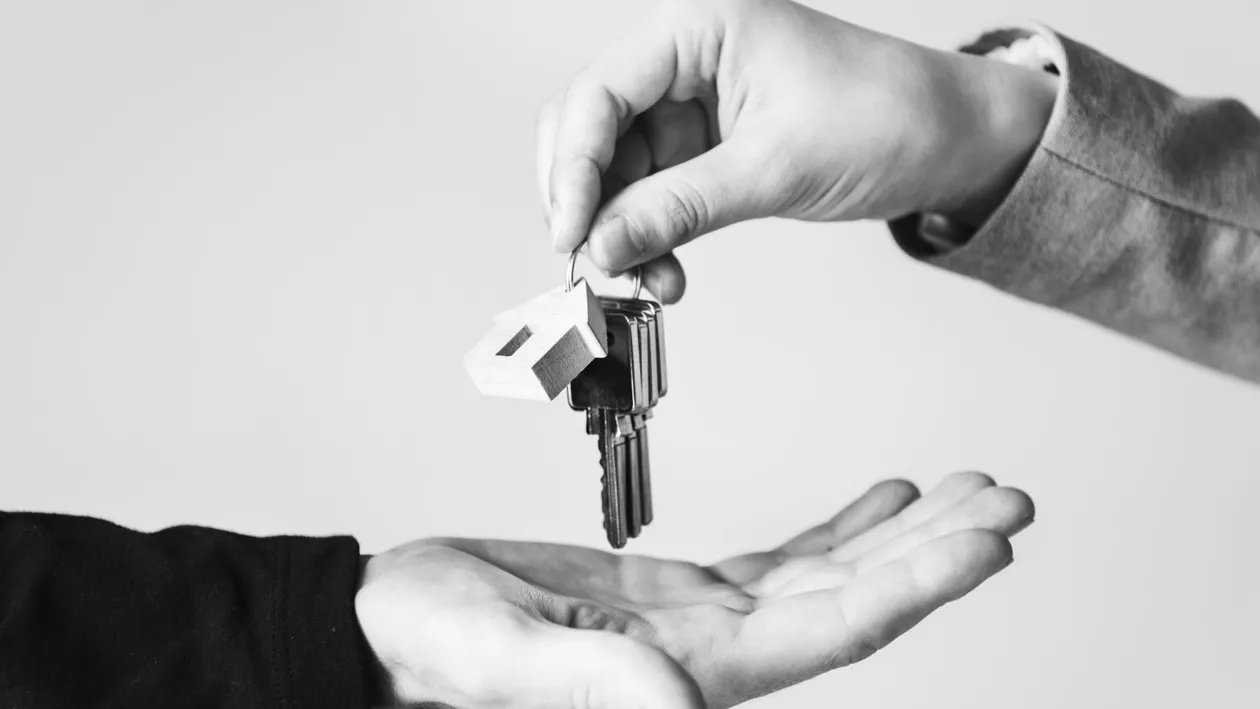 Un bărbat s-a mutat într-un apartament de 18 mp pentru a face față chiriilor ridicate. Iată cât plătește aici