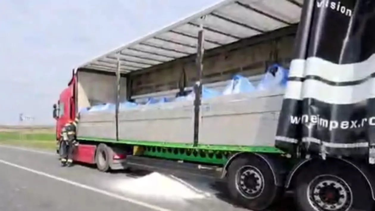Pericol de explozie pe drumul european. Un camion încărcat cu azotat de amoniu a fost implicat într-un accident. Poliția a evacuat zona