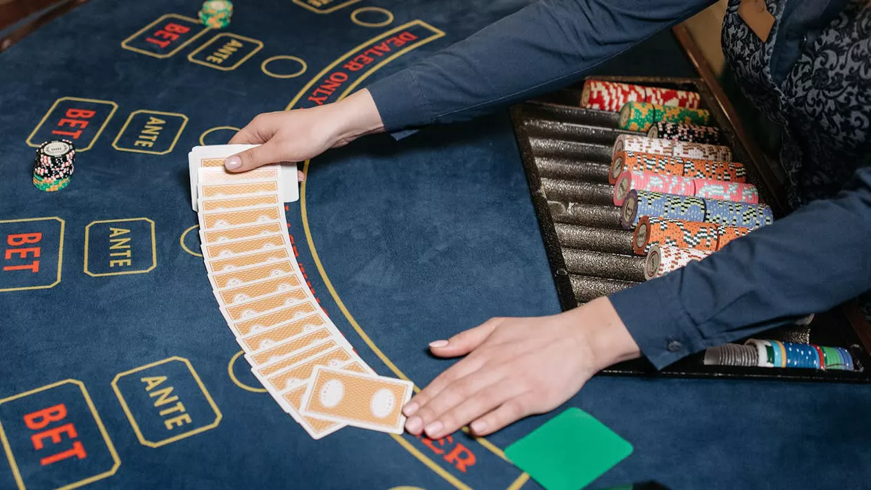 Digitalizarea jocurilor de casino: de la sălile tradiționale la platformele online