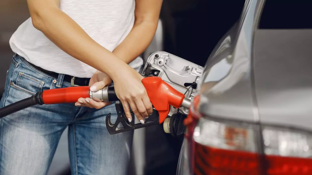 Benzina a ajuns la 2,4 euro/l, dar coziile la stațiile de alimentare cresc. Ce îi sperie pe șoferii din Grecia