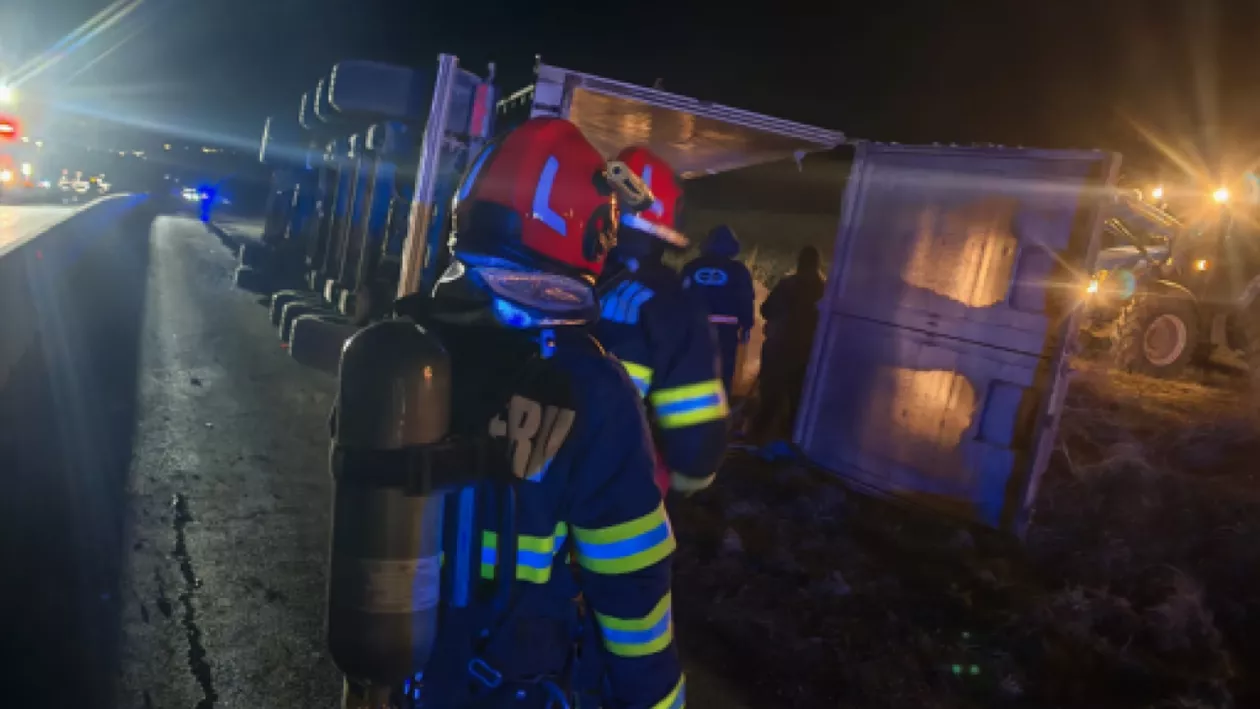 Pericol de explozie pe drumul național. Un camion care transporta îngrășăminte s-a răsturnat. Traficul a fost oprit în zonă