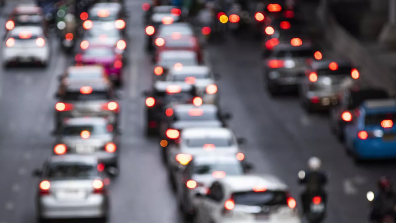 Șase din zece români recunosc că au încălcat reguli de circulație. Ce soluții propun pentru siguranța în trafic