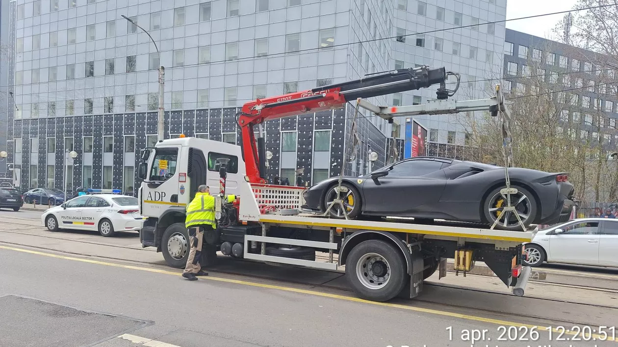 Mașină de lux sancționată pentru blocarea liniei de tramvai în Capitală. Prețul amenzii, de 0,05% din prețul minim al mașinii (FOTO)