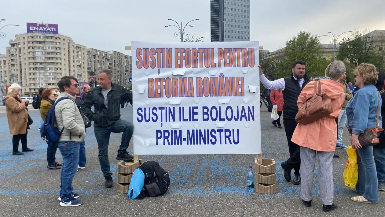 Scandal la mitingul pentru Ilie Bolojan în Piața Victoriei. Fostul ministru Radu Berceanu, scos din mulțime de jandarmi: „Dă banii înapoi, borfașule!” (VIDEO)