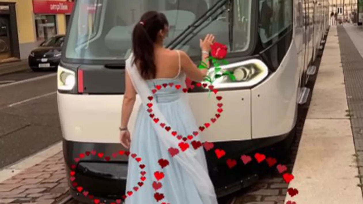 Poveste ieșită din tipare! O femeie spune că este îndrăgostită de un tramvai și a organizat chiar și o „nuntă” (VIDEO)