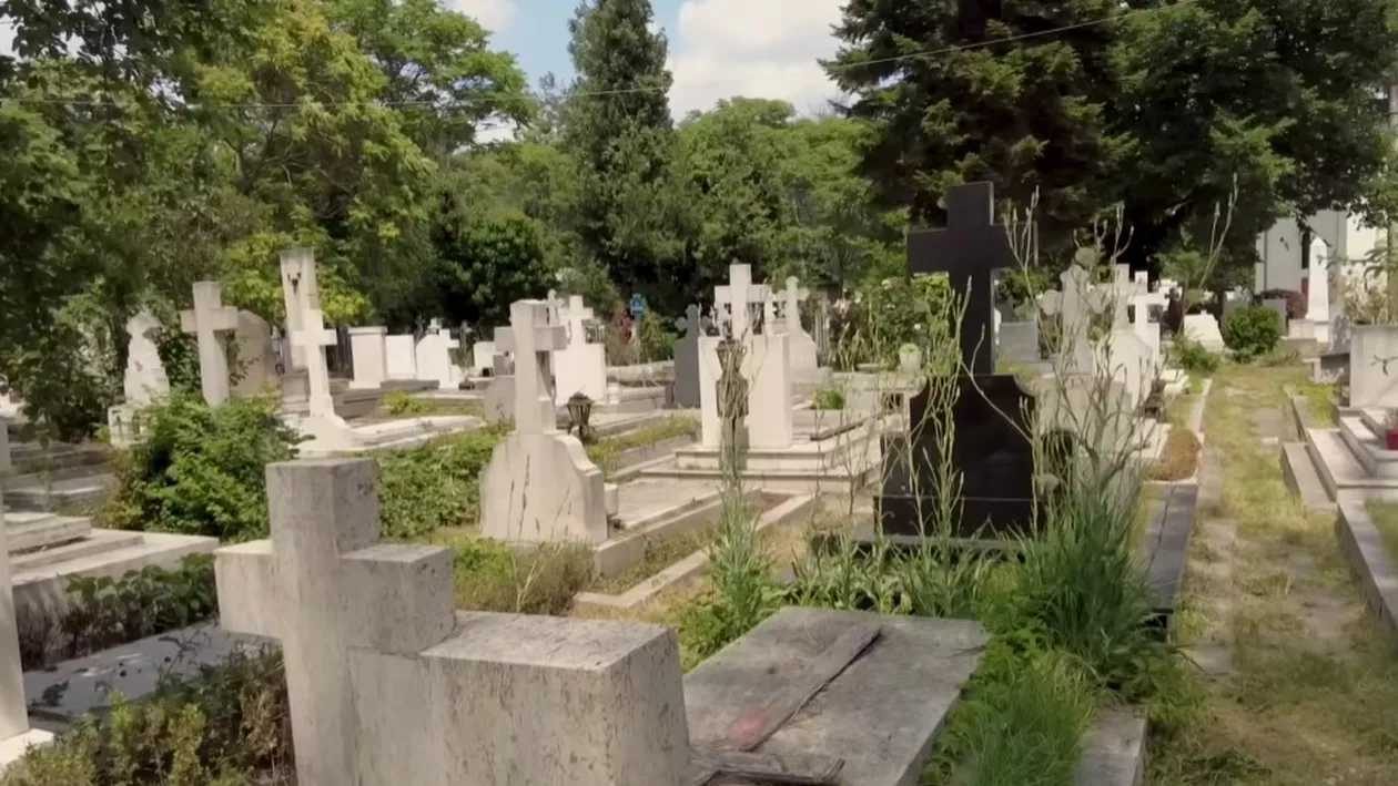 Scandal în Capitală după filmări publicate din Cimitirul Bellu. Doi tineri s-au filmat în timp ce dansau pe morminte