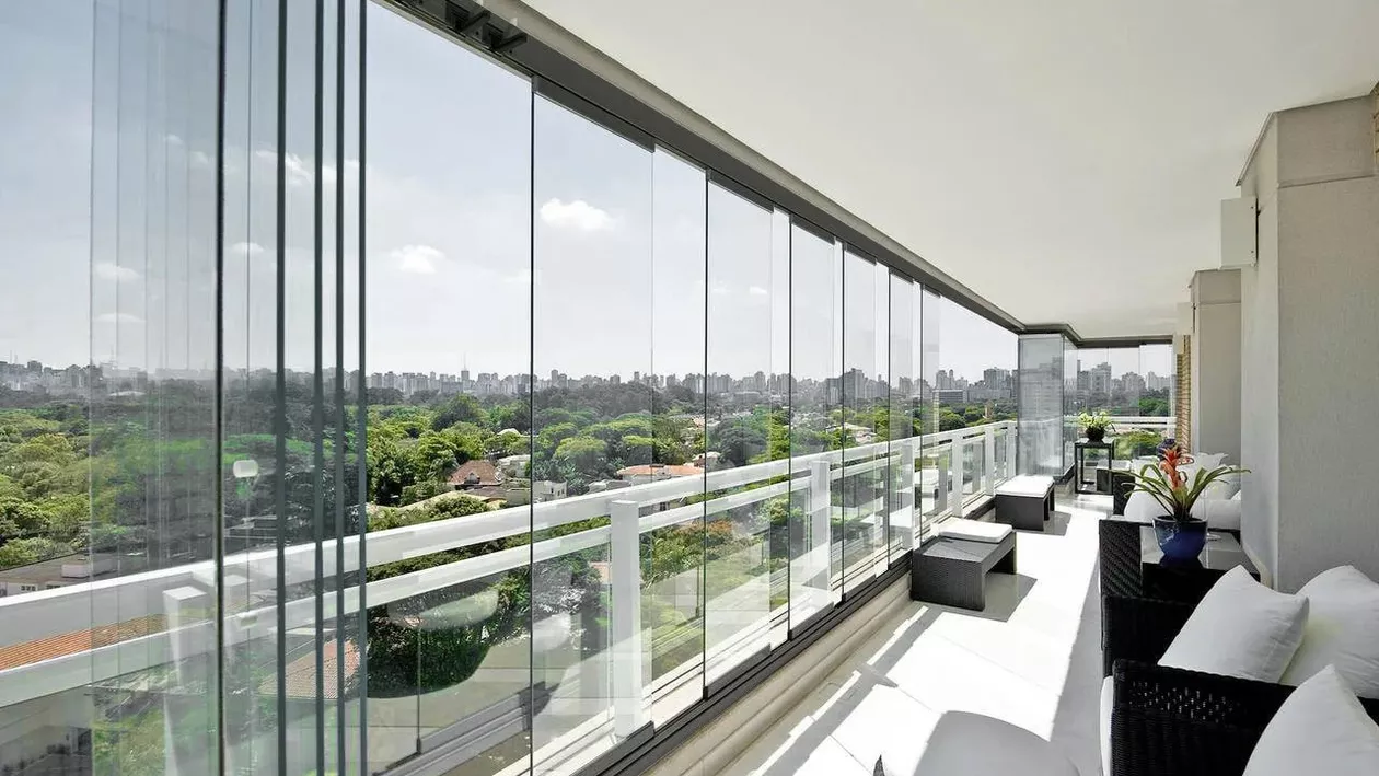Viața la bloc în 2026. Închiderea balconului necesită autorizație de construire
