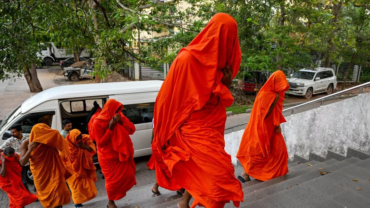 Zeci de călugări budiști arestați pe aeroport cu 110 kilograme de cannabis. Cum au ascuns drogurile în bagaje