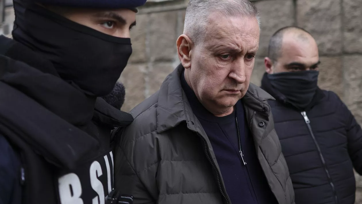 STENOGRAME. Cristian Anton, șeful ARR, a fost supravegheat de procurori în propria casă, în timp ce număra banii și vorbea singur: „1, 2, 3.. 8, 9. ‘Ai să-mi bag ****!”