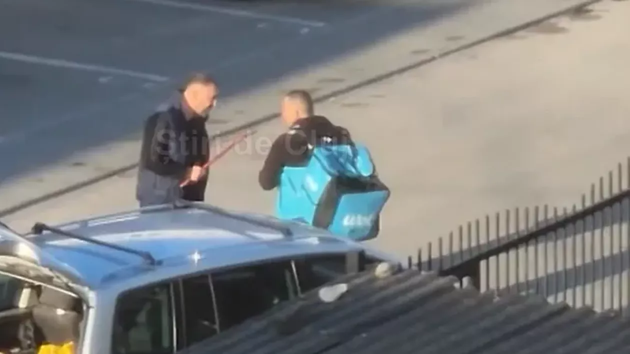 Scene șocante în Cluj. Un livrator, bătut cu ranga de un șofer. Întregul incident a fost filmat (VIDEO)