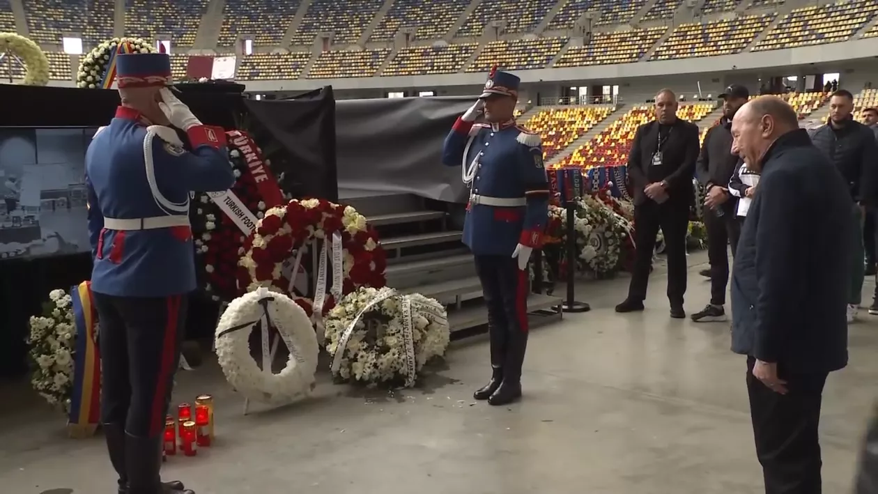 Traian Băsescu a mers la Arena Națională. Fostul președinte, omagiu pentru Mircea Lucescu (VIDEO)