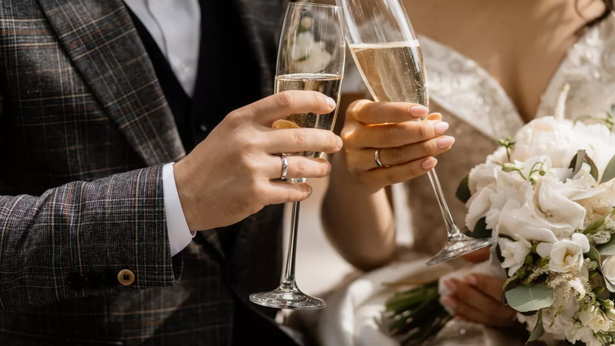 Darul de nuntă a devenit o presiune reală pentru invitați. Cât se dă în plic în 2026