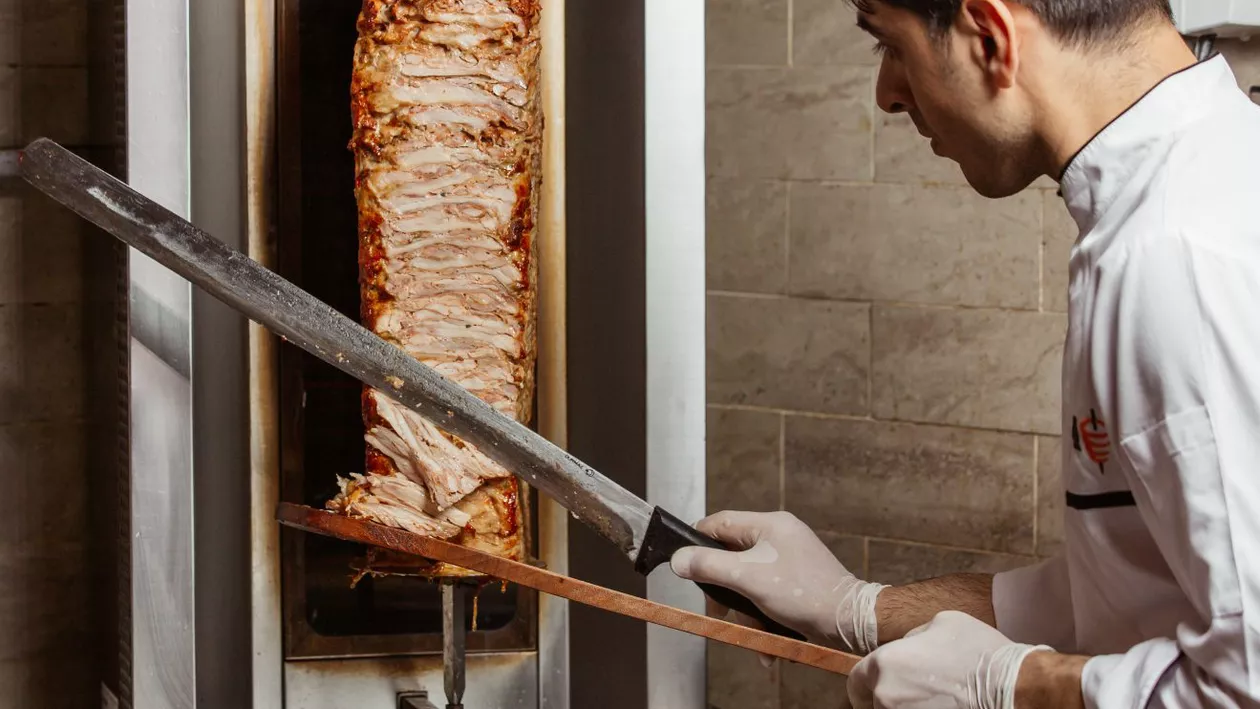 Aici se mănâncă pe rupte! Cel puțin 10.000 de shaorma vândute zilnic într-un oraș din România