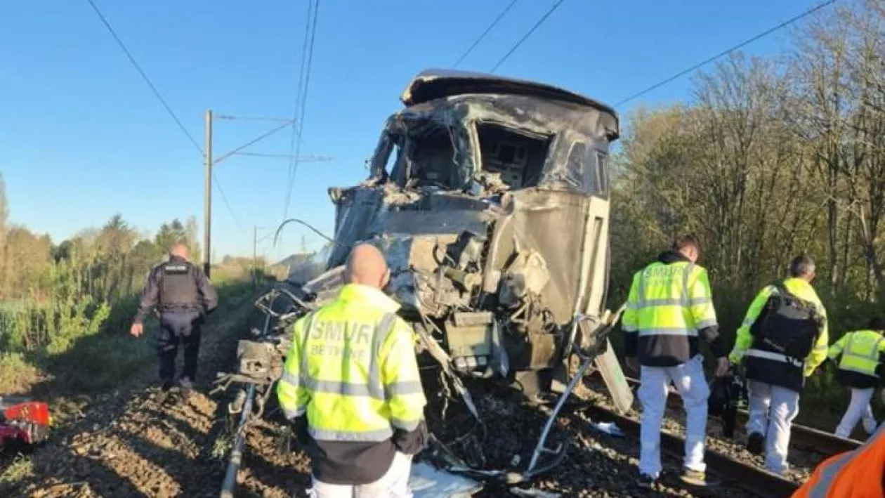 Tragedie feroviară soldată cu un mort. Un tren de mare viteză a lovit un camion militar