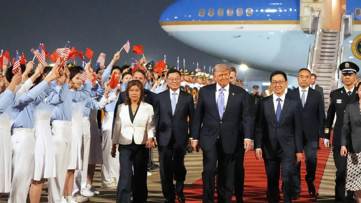 Donald Trump, primit cu fast la Beijing. Sute de copii cu stegulețe și o primire regizată până la ultimul detaliu (VIDEO)