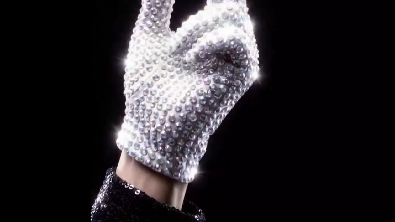 Mănușa legendară a lui Michael Jackson se vinde iar. Cu cât se vinde piesa