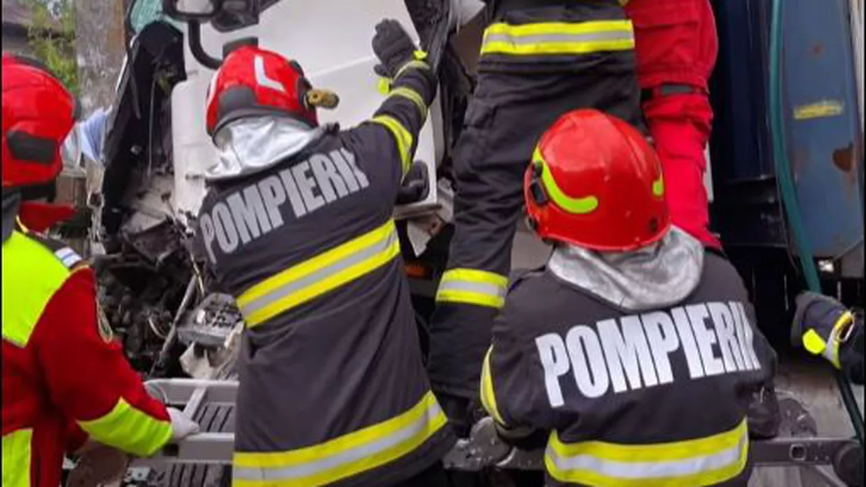 Accident grav în Prahova, între un autobuz și un autocamion. Un șofer încarcerat a fost preluat de elicopterul SMURD