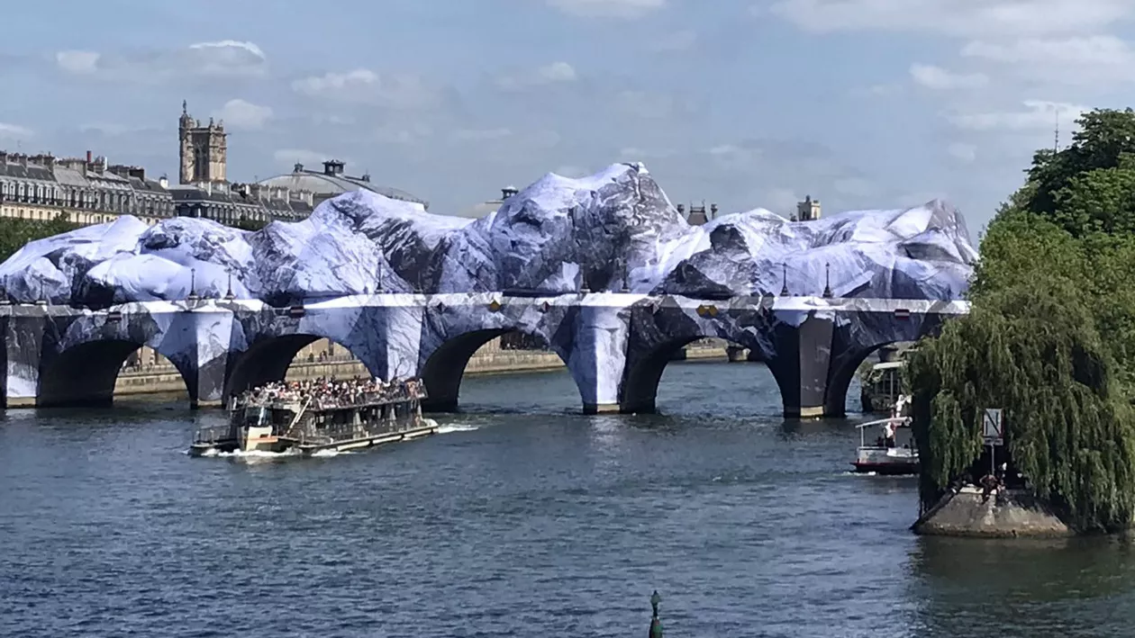 „Banksy al Franței” schimbă complet imaginea celebrului Pont Neuf. Ce mesaj ascunde instalația gigantică din Paris (FOTO)