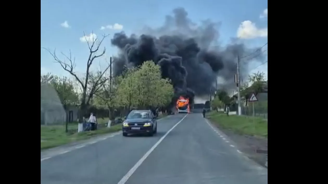 Un autocar plin cu pasageri a luat foc în trafic. 27 de călători se aflau la bord