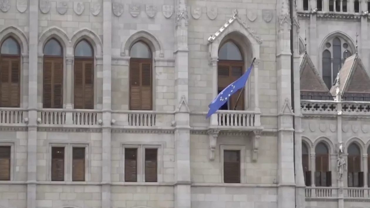 Steagul Uniunii Europene revine pe Parlamentul Ungariei după doisprezece ani de absență. Cum explică noua conducere politică această decizie (VIDEO)