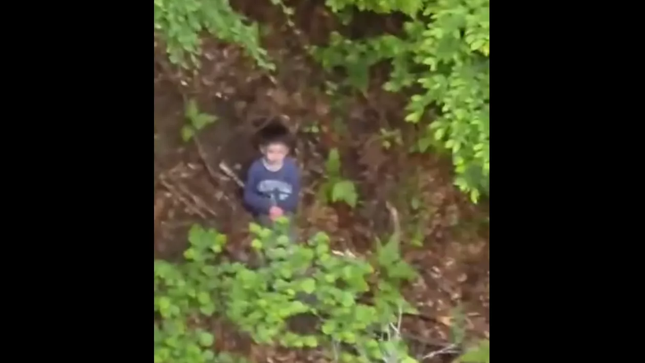 Băiețelul de 5 ani dispărut în Sibiu a fost găsit în viață. Unde l-au descoperit salvatorii. VIDEO din momentul salvării