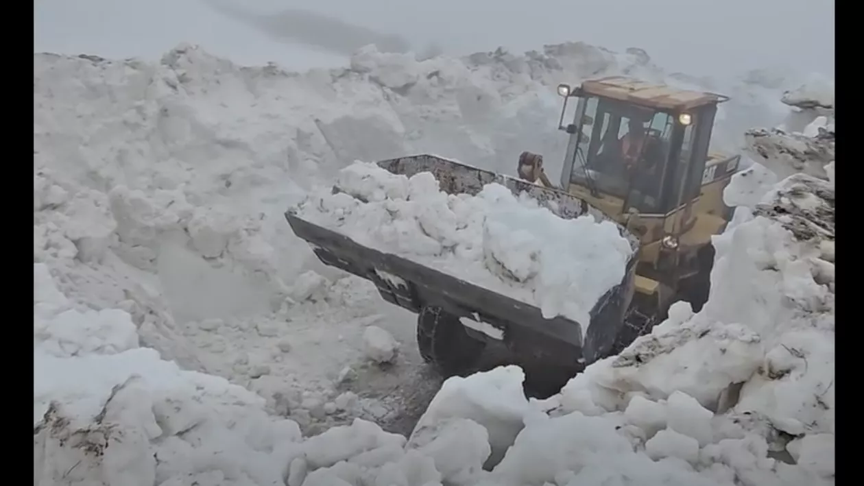 Deszăpezirea Transfăgărășanului intră în cea mai dificilă etapă. Cum arată zona cu troiene de cinci metri (VIDEO)
