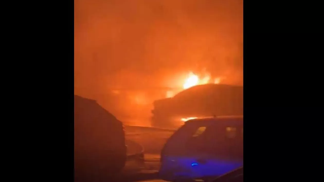 Act criminal pe o stradă din Piatra Neamț. Două autoturisme au fost incendiate cu premeditare (VIDEO)