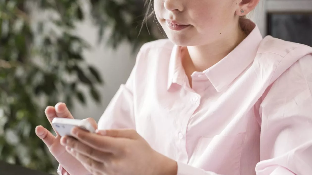 Telefoanele mobile ar putea fi interzise complet în școli. Elevii nu le-ar mai putea folosi nici în pauze, potrivit unui proiect de modificare a legii educației