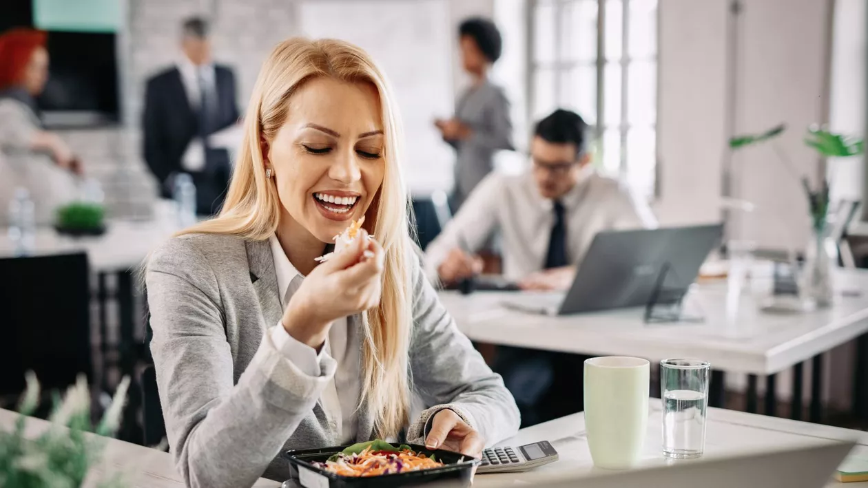Ce să mănânci la serviciu dacă ești la dietă. Sfaturi utile oferite de Carmen Brumă și Carmen Barcan