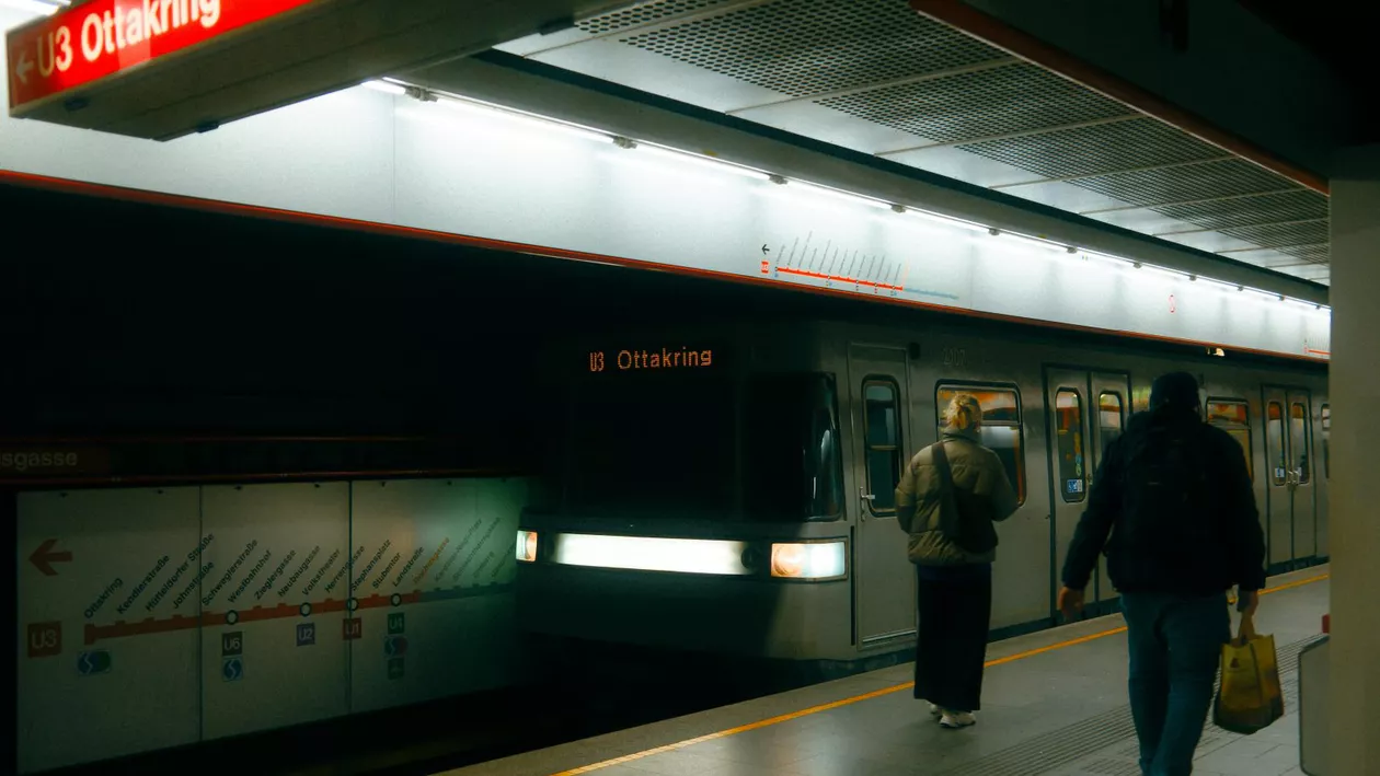 O româncă a atacat două persoane la metroul din Viena. Arma folosită i-a lăsat mască pe anchetatori